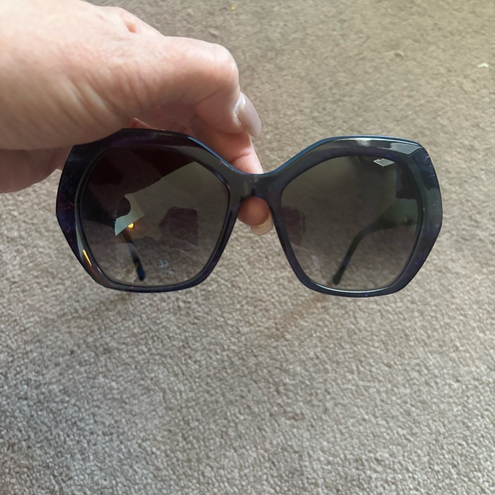BETSY JOHNSON Stylish Black Sunglasses